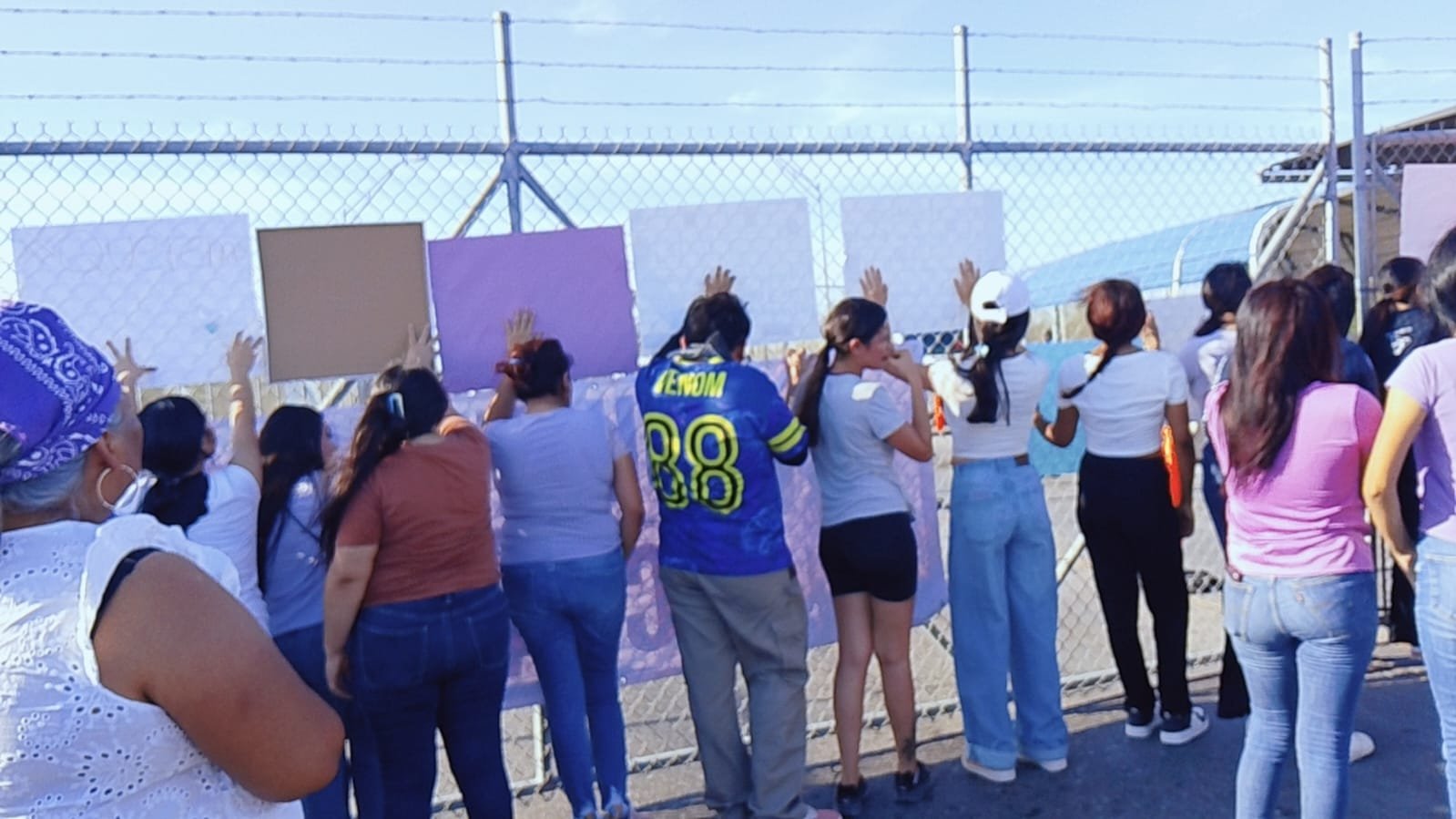 Familiares y amigos de “Las Cuatas” mantienen bloqueado el Puente Internacional Los Indios